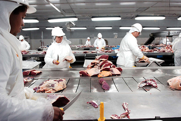 Trabajadores de frigoríficos de EE.UU. entre los primeros a ser vacunados contra Covid-19