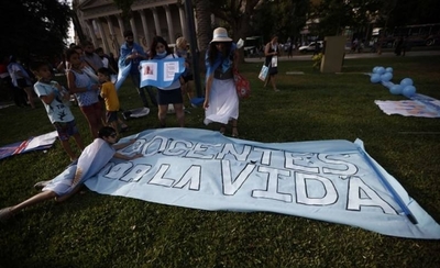 HOY / Grupos contra el aborto marchan en Argentina antes de que se debata la ley