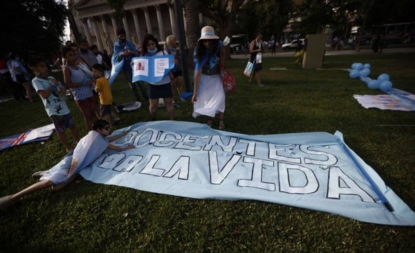 HOY / Grupos contra el aborto marchan en Argentina antes de que se debata la ley