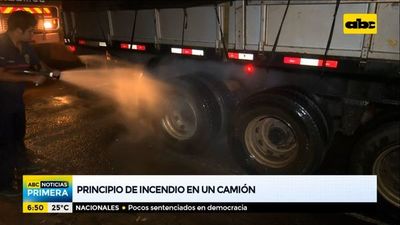 Principio de incendio en un camión - ABC Noticias - ABC Color