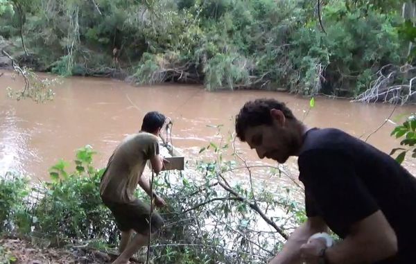 Salvaje actuar del EPP muestra como hacen pasar por el río a un recién nacido en una caja