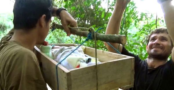 Cruel video del EPP haciendo cruzar el río a un recién nacido en una caja - Noticiero Paraguay