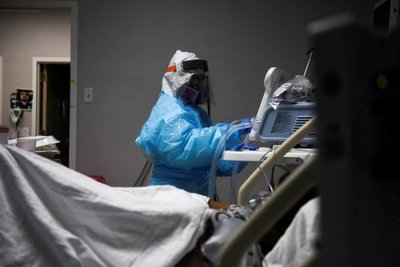 Estados Unidos alcanzó el récord histórico de personas hospitalizadas por coronavirus: 121.000 | .::Agencia IP::.