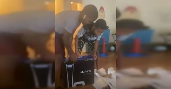 La cruel broma de unos padres a sus hijos adolescentes al regalarles una PS5 falsa - C9N