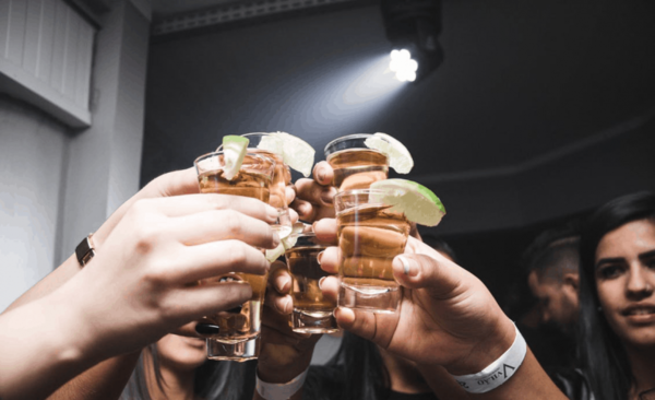 HOY / Consumo de alcohol incrementa más el riesgo de conductas sexuales que otras drogas ilegales