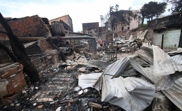 HOY / Incendio en la Chacarita: analizan alternativas para construir viviendas a familias afectadas