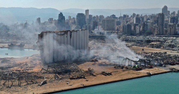 La Nación / FBI: 500 toneladas de nitrato de amonio provocaron explosión de Beirut