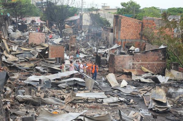 Continúan los trabajos para reubicar a pobladores de la Chacarita tras el incendio - ADN Digital