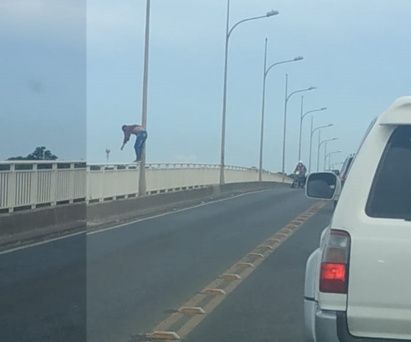 Joven se lanzó del puente y automovilistas le quitaron fotos