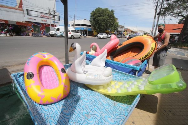 Crónica / La gente prefiere el chapuzón en la casa