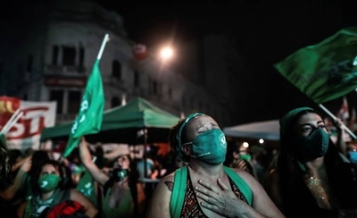 HOY / Senado argentino legaliza el aborto voluntario hasta la semana 14 de embarazo