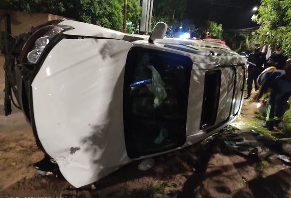 Camioneta vuelca por culpa de feroz desnivel sobre avenida Mariscal López - Nacionales - ABC Color