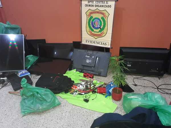 La “dura vida” de internos en cárcel de Itapúa: Smart TV, Play Station, celulares, cuchillos y planta de marihuana - ADN Digital