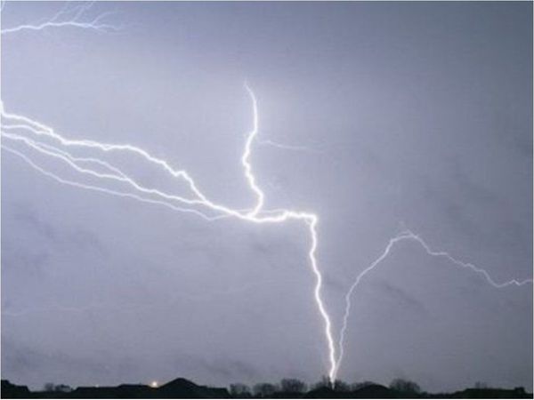 Fue a cosechar mandioca bajo una tormenta y le cayó un rayo
