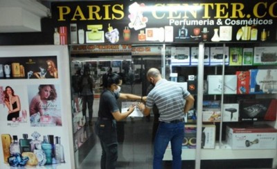 Por presunta estafa y falta de patente clausuran tienda en el centro