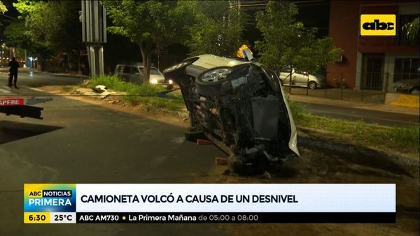 Camioneta volcó a causa de un desnivel sobre la avenida Mcal. López - ABC Noticias - ABC Color