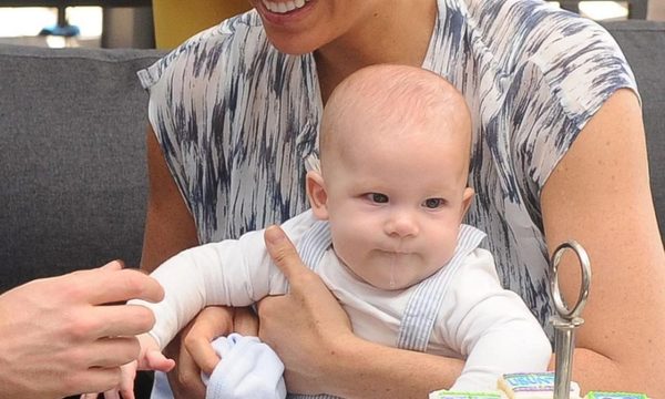 «Happy New Year», repite Archie, el hijo de Megan y Harry