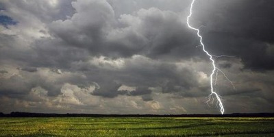 FUE A COSECHAR MANDIOCA BAJO UNA TORMENTA Y LE CAYÓ UN RAYO