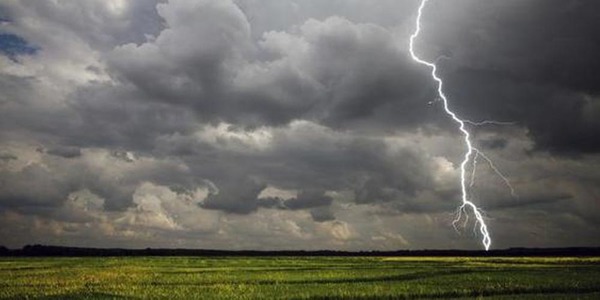 FUE A COSECHAR MANDIOCA BAJO UNA TORMENTA Y LE CAYÓ UN RAYO