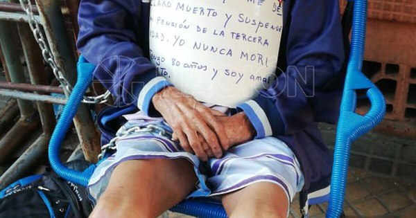 La Nación / Abuelito se encadena frente a Hacienda para recuperar pensión de la tercera edad
