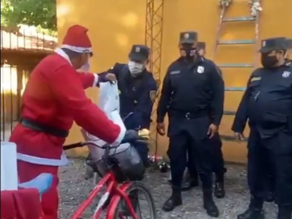 Comisario se vistió de Papá Noel y repartió regalos a policías