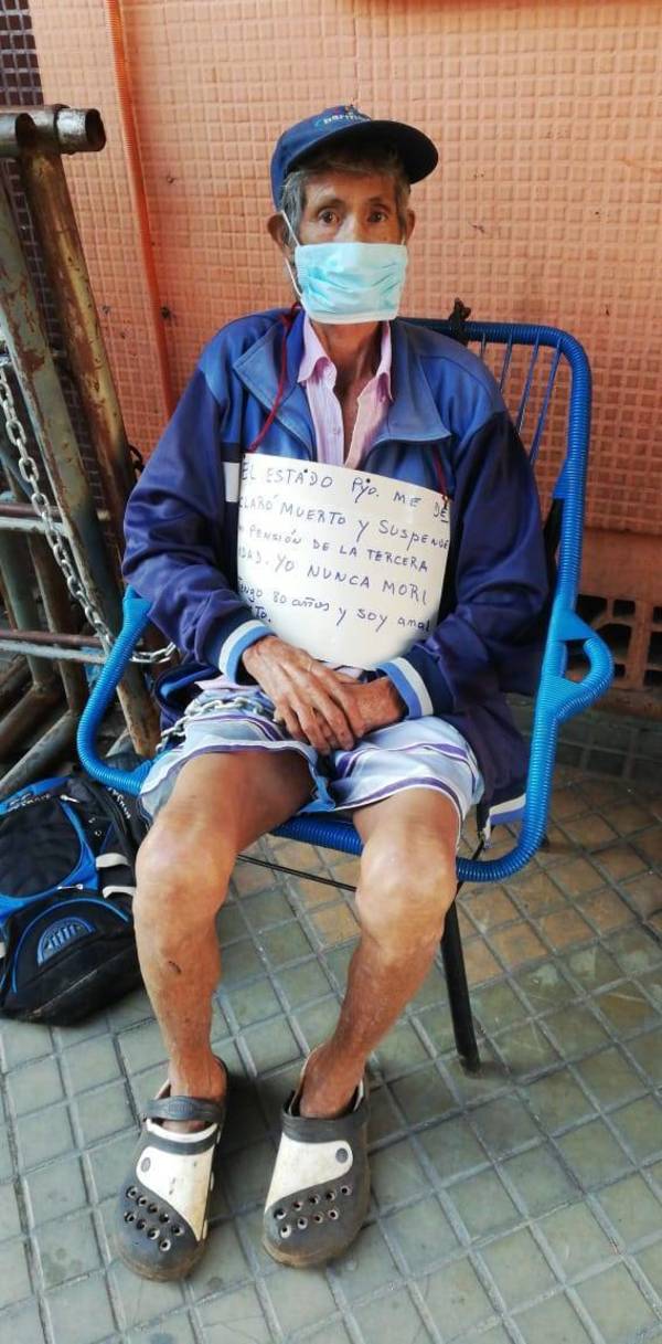 Anciano de 80 años se encadenó frente a Hacienda para recuperar pensión porque lo tenían registrado como fallecido
