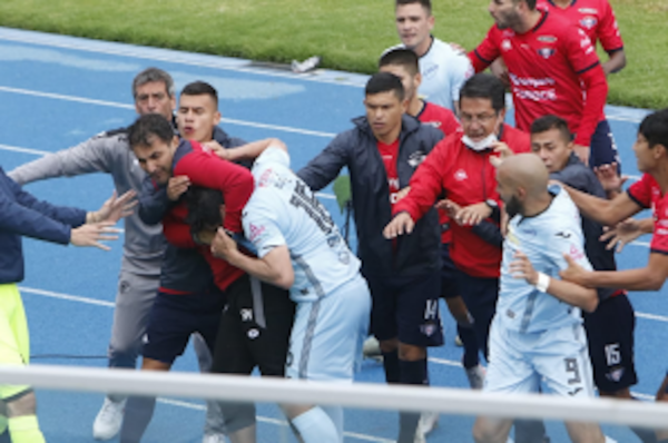 Bolívar-Wilstermann termina en pelea campal y Fidencio Oviedo es protagonista