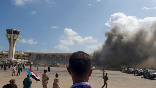 Decenas de muertos y heridos en un ataque en el aeropuerto de Yemen tras la llegada del avión con el nuevo Gobierno » Ñanduti