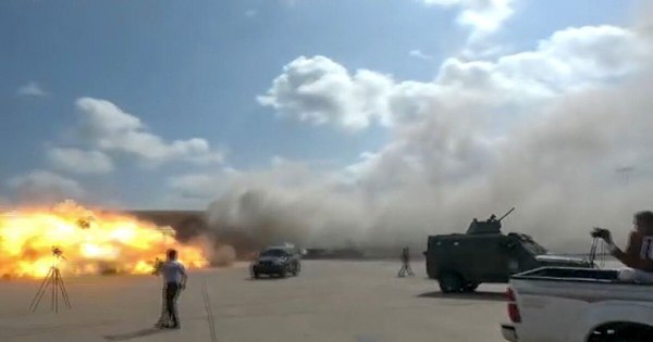 La Nación / Al menos 10 muertos y decenas de heridos en explosiones en aeropuerto de Yemen