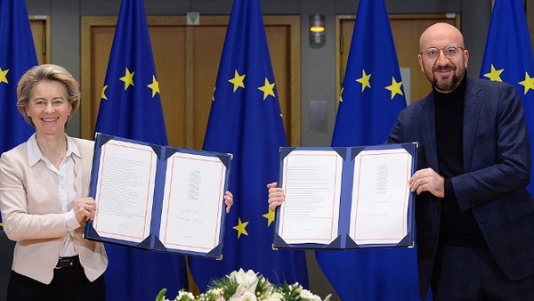 La UE firmó el acuerdo posbrexit mientras el Reino Unido se prepara para ratificarlo | .::Agencia IP::.