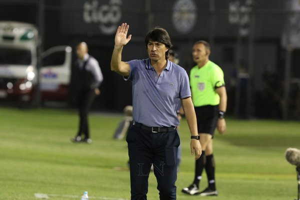 Libertad hace oficial la llegada del técnico pentacampeón Daniel Garnero