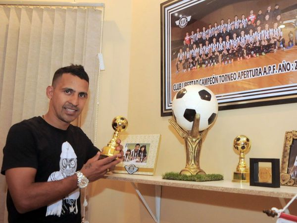Patito Aquino se retira del fútbo profesional