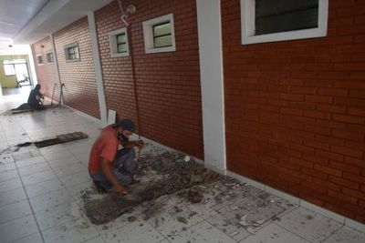 Aguacero colapsó drenaje de nuevo pabellón en el Hospital Regional de Encarnación - Nacionales - ABC Color