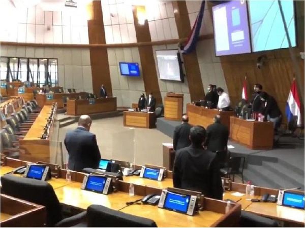 Pedidos de minutos de silencio desatan una "guerra" en Diputados