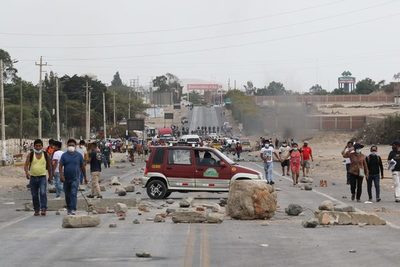 Agricultores peruanos vuelven a bloquear Panamericana en rechazo a nueva ley - MarketData