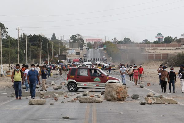 Agricultores peruanos vuelven a bloquear Panamericana en rechazo a nueva ley - MarketData