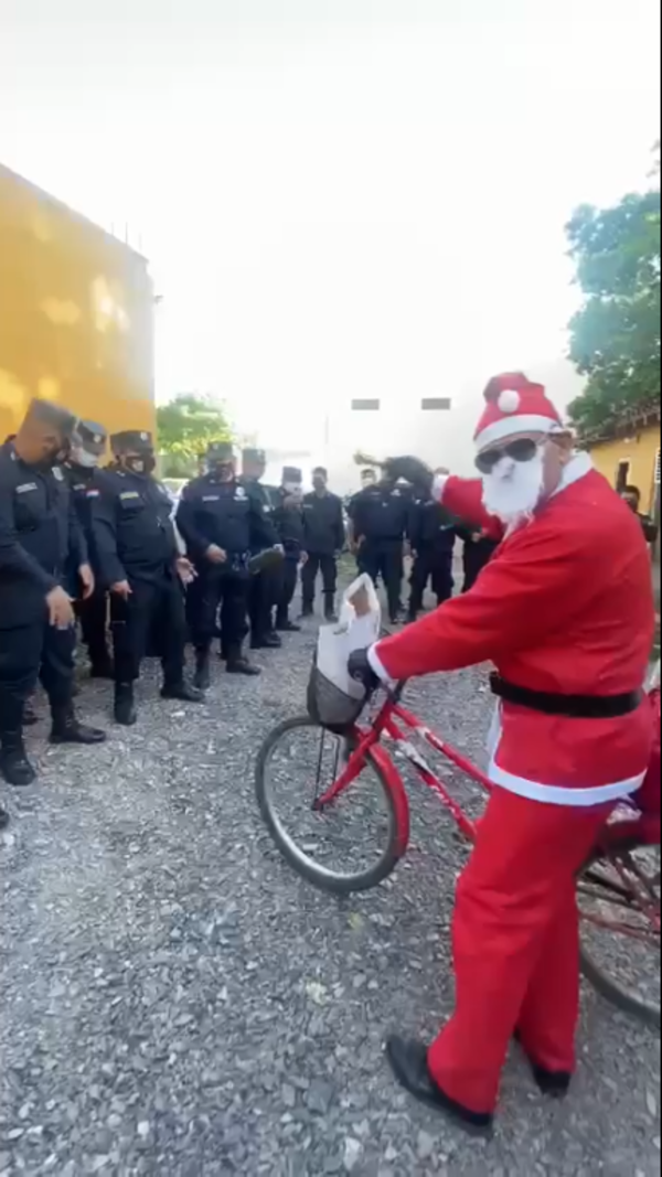 Vestido de "Papá Noel", comisario entregó regalos a suboficiales