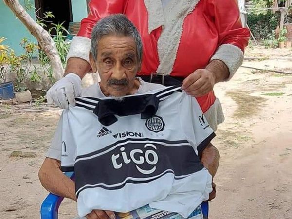 Santa (Cruz) hizo feliz a un abuelito chaqueño