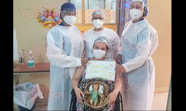 Paciente recuperada del virus chino abandona hospital con el Niño Jesús en brazos
