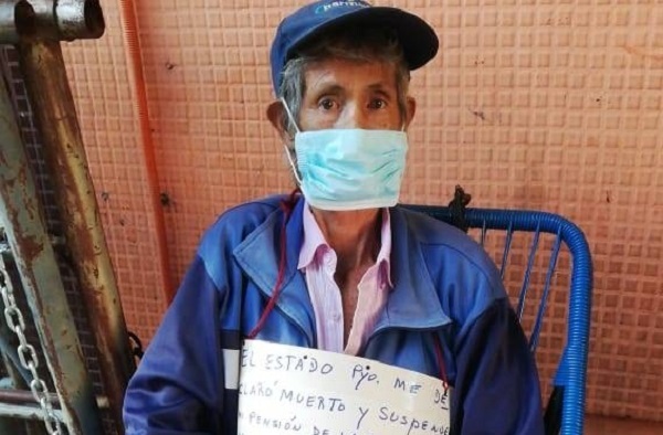 Abuelito se encadena frente a Hacienda para recuperar pensión de la tercera edad - Noticiero Paraguay
