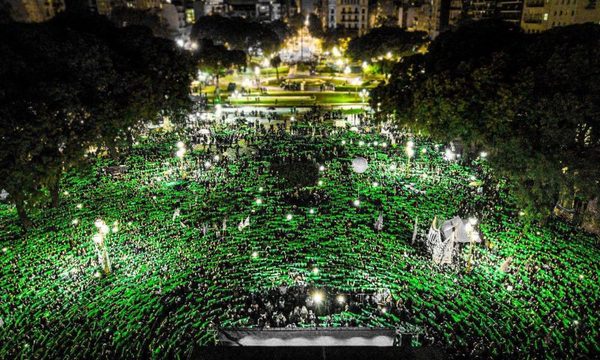 Reacciones encontradas en las redes por aborto legal sancionado en Argentina