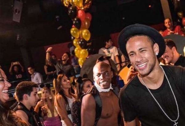 Neymar organiza una gran fiesta de Año Nuevo y le llueven las críticas
