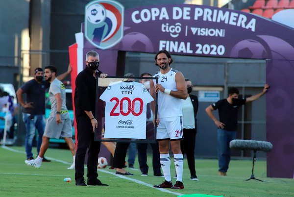 Histórico: Roque fue homenajeado por su partido 200 con Olimpia