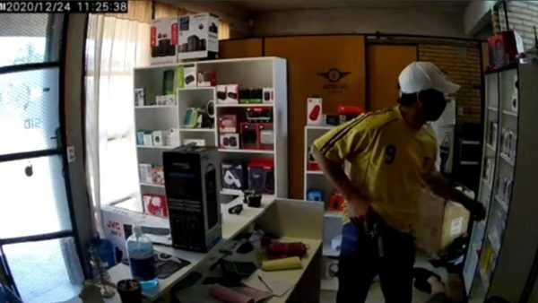 Violento asalto a local electrónico | Noticias Paraguay