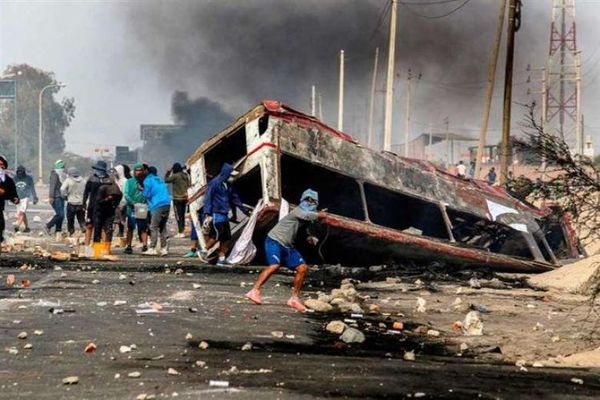 Enfrentamiento entre policías y trabajadores rurales deja dos muertos y 10 heridos en Perú