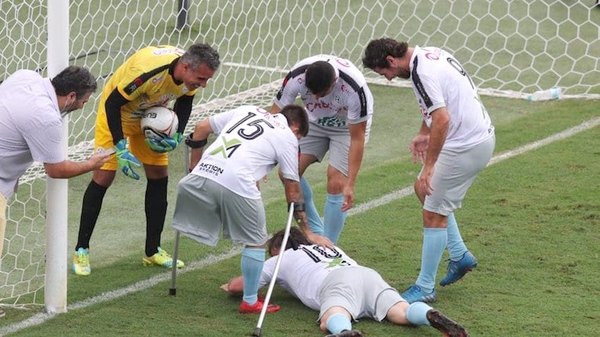 Crónica / Blooper de Bolsonaro tras convertir un gol