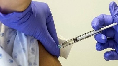 Crónica / Enfermero se vacunó y dio positivo al virus vai