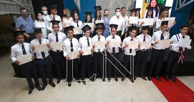 La Nación / Cartes: “Emociona ver egresar la primera promoción de Arambé”