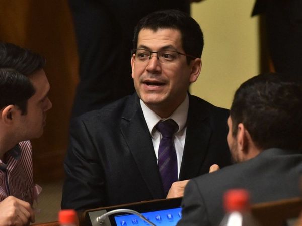 Minuto de silencio en Diputados crea polémica y genera críticas a Latorre