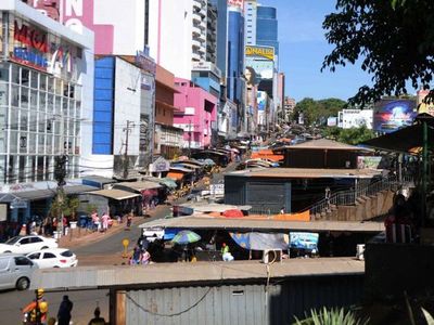 En las calles del microcentro de CDE se concentran ocho mil trabajadores